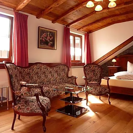 אורחן Historisches Genusshotel Loewen 3*
