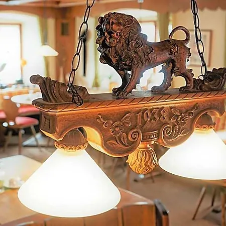 אורחן Historisches Genusshotel Loewen 3*