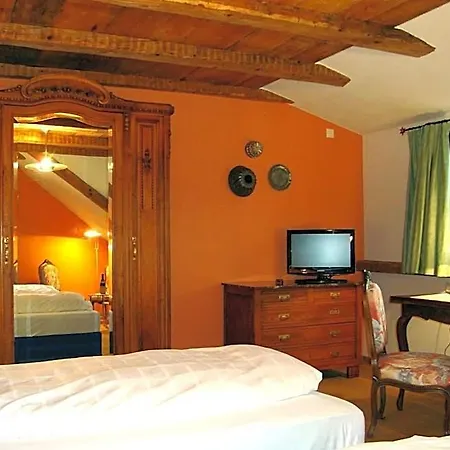 אורחן Historisches Genusshotel Loewen 3*