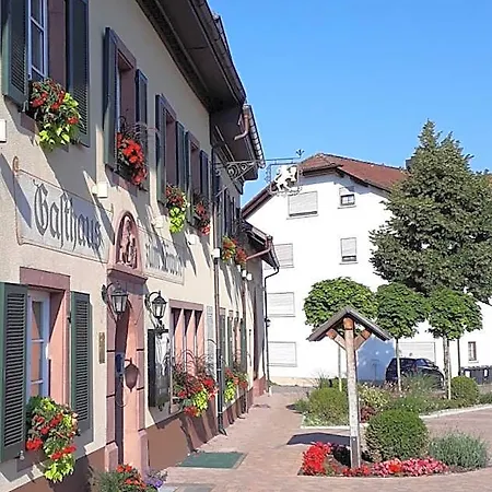 אורחן Historisches Genusshotel Loewen 3*