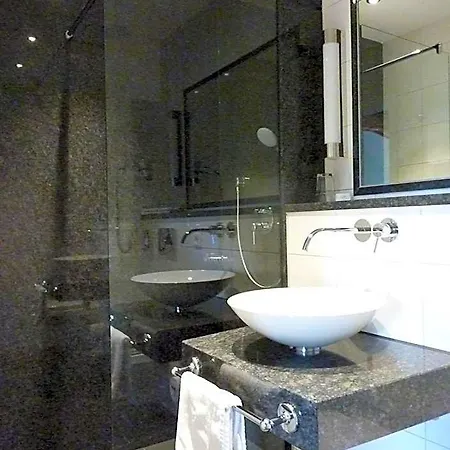 אורחן Historisches Genusshotel Loewen 3*