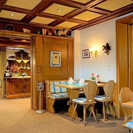 אורחן Historisches Genusshotel Loewen 3*