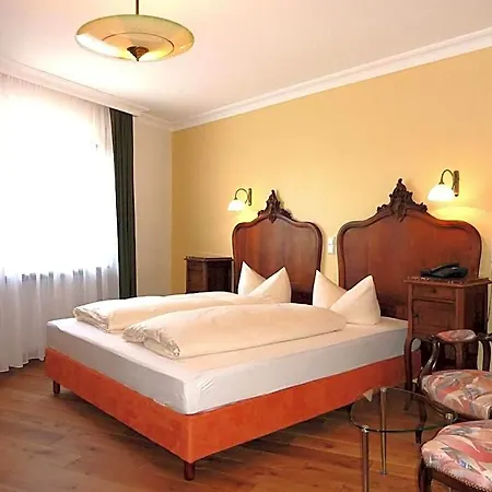 Historisches Genusshotel Loewen אורחן 3*