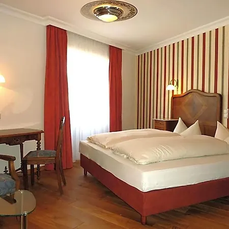 Historisches Genusshotel Loewen אורחן 3*