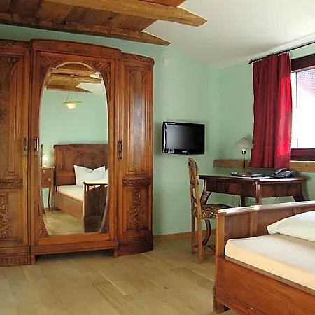 אורחן Historisches Genusshotel Loewen