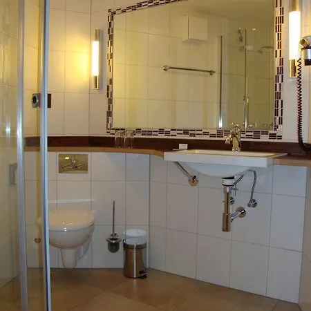 אורחן Historisches Genusshotel Loewen 3*