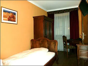 Historisches Genusshotel Loewen אורחן 3*