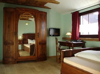 אורחן Historisches Genusshotel Loewen 3*
