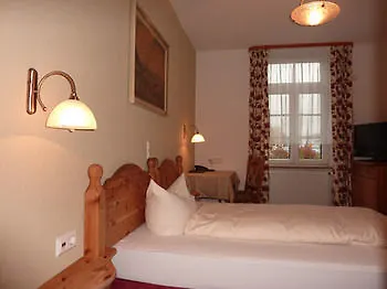 אורחן Historisches Genusshotel Loewen 3*