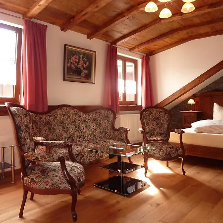 אורחן Historisches Genusshotel Loewen 3*